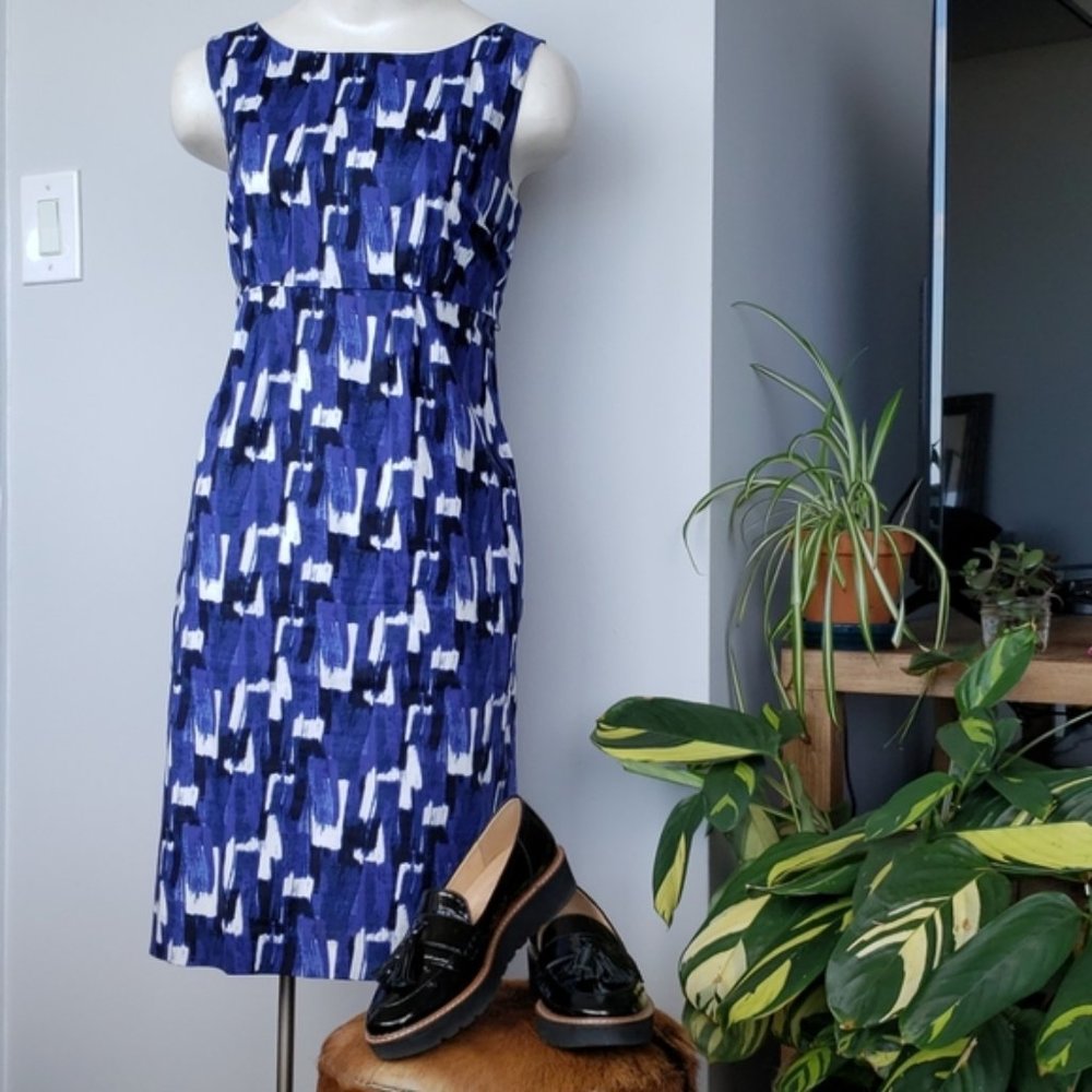 Blue patterened sleeveless crew neck midi dress